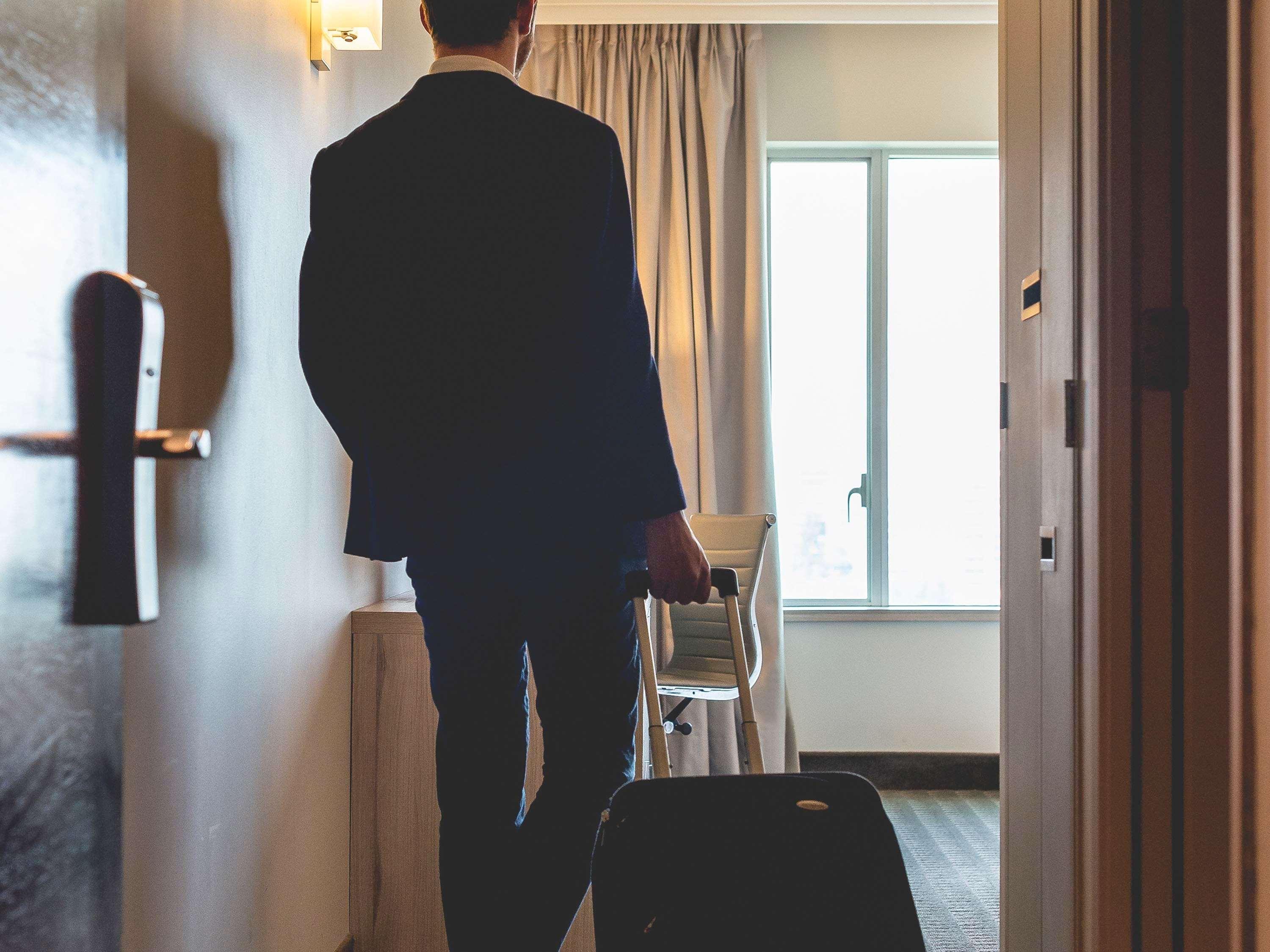 Pullman Santiago Vitacura Dış mekan fotoğraf A bellboy entering a hotel room