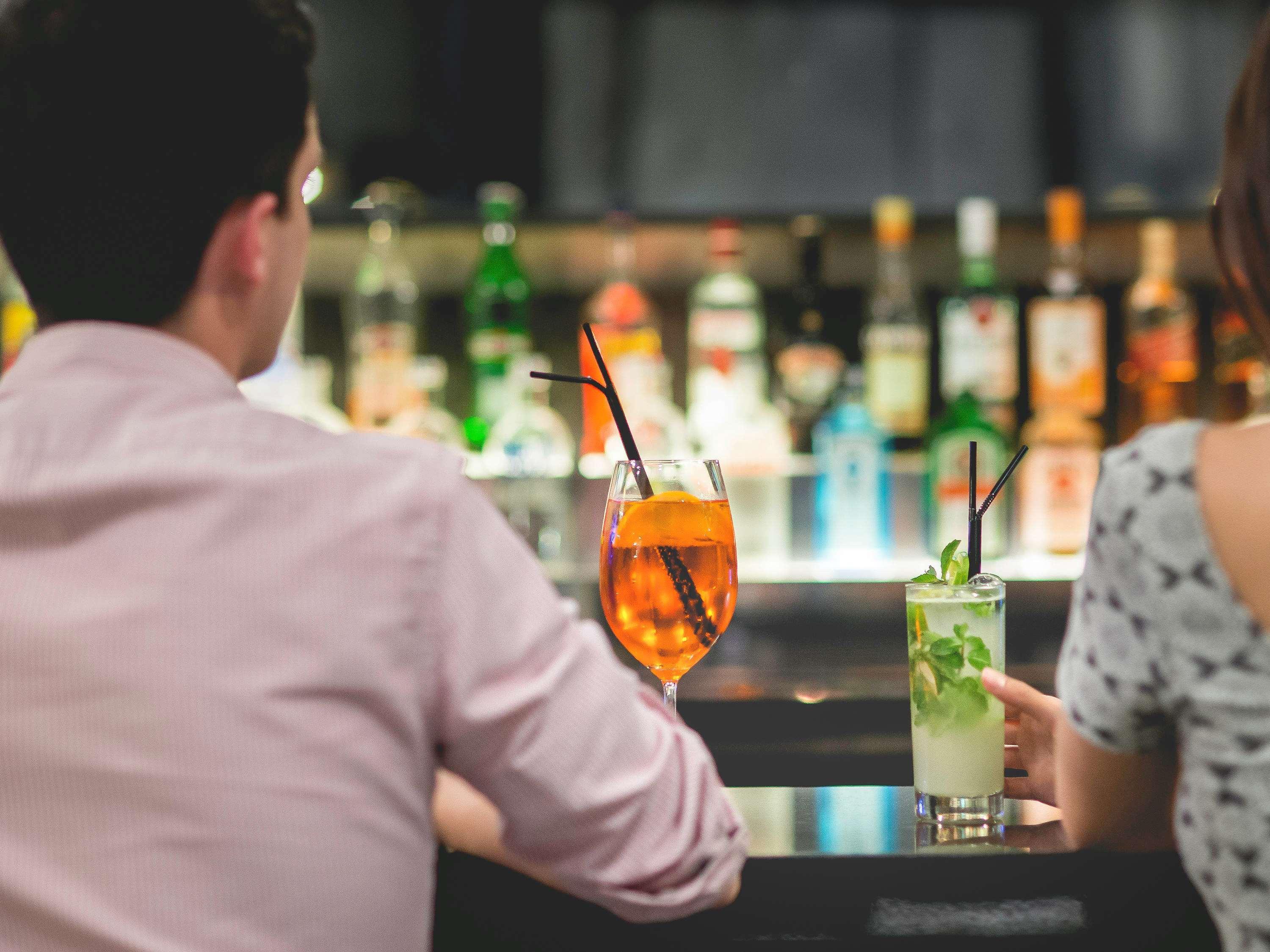 Pullman Santiago Vitacura Dış mekan fotoğraf A couple drinking cocktails at a bar