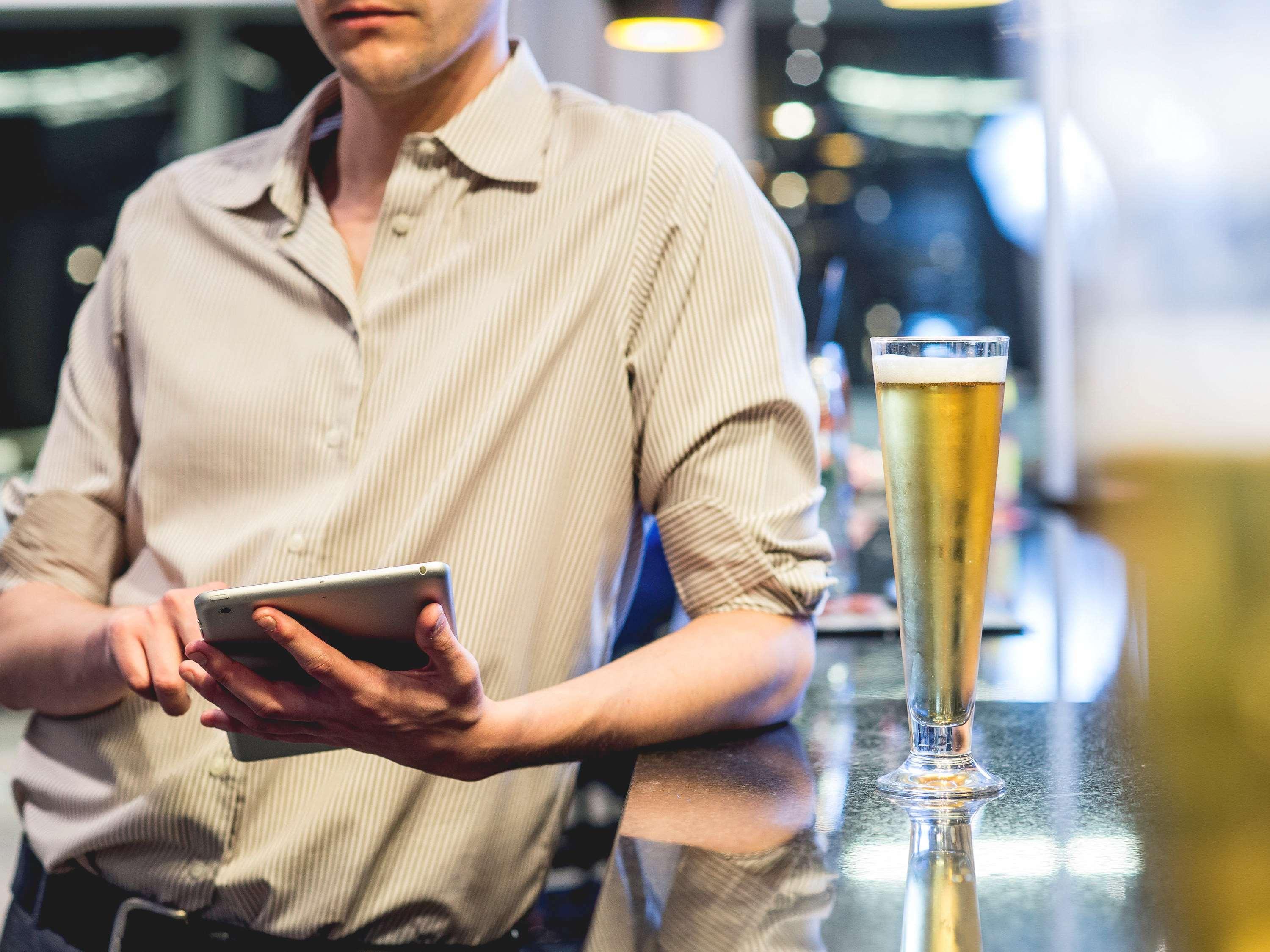 Pullman Santiago Vitacura Dış mekan fotoğraf A bartender using a tablet computer