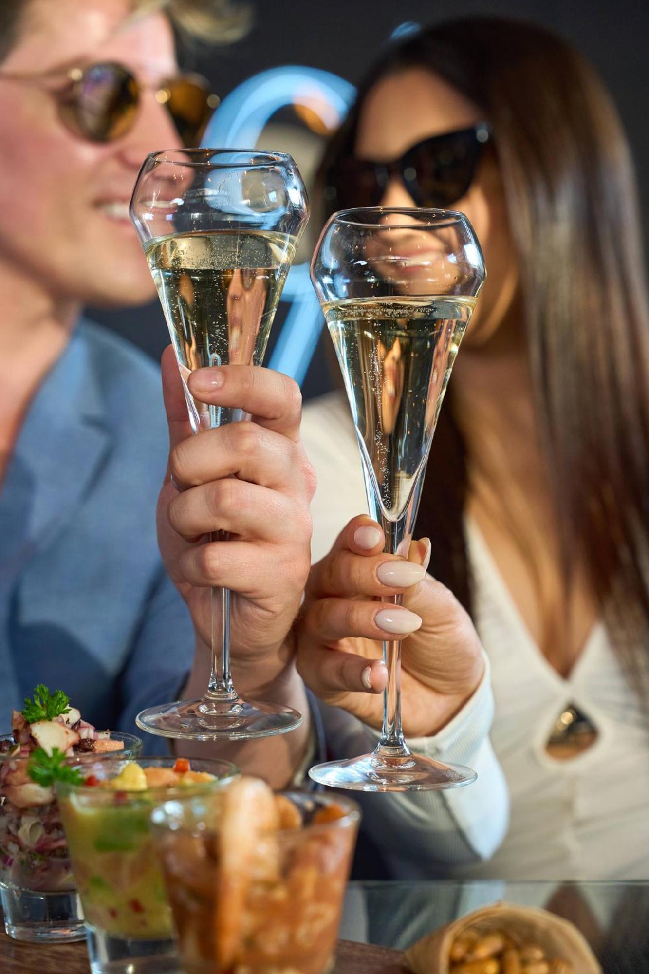 Pullman Santiago Vitacura Dış mekan fotoğraf Champagne flutes