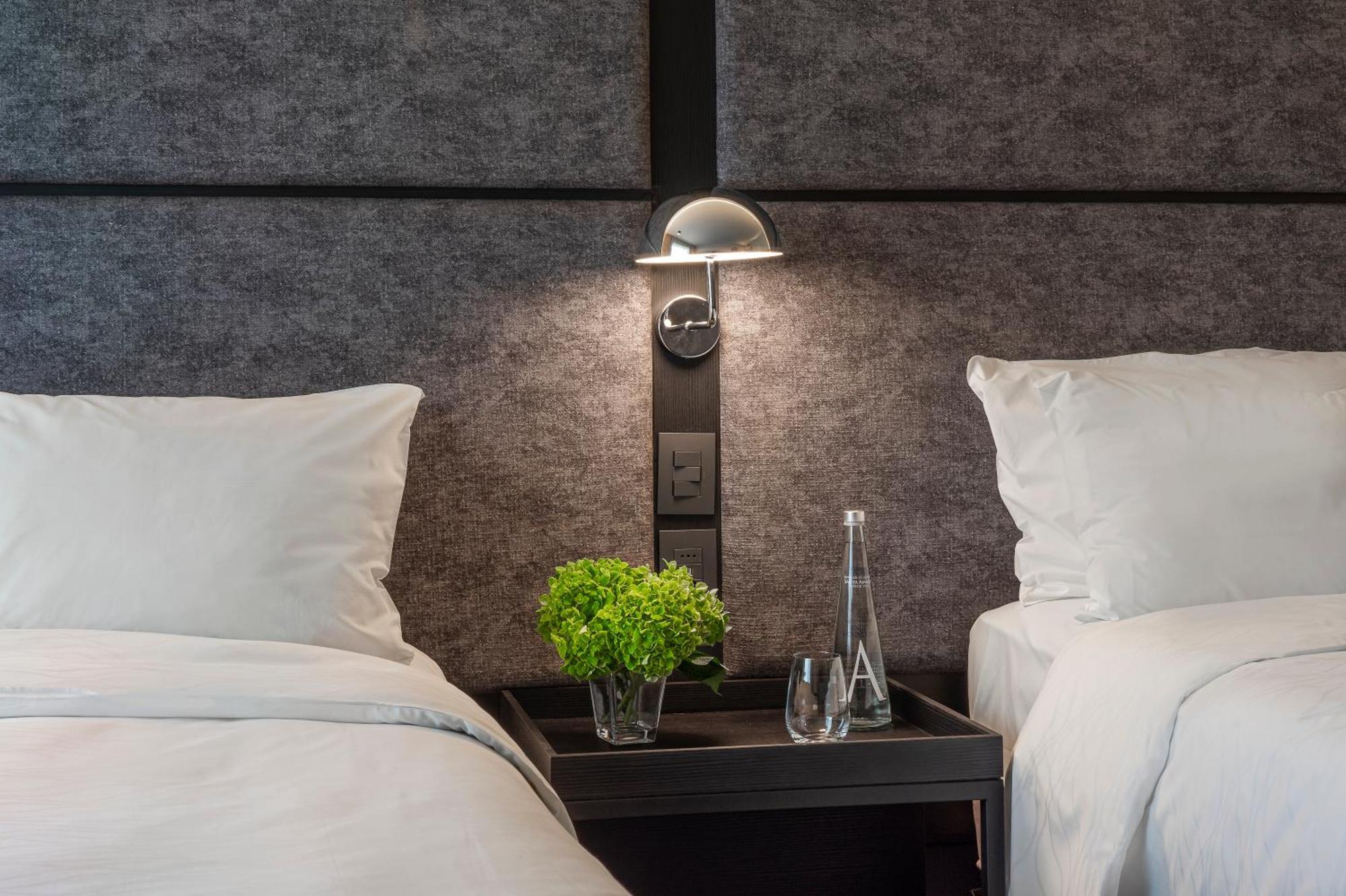 Pullman Santiago Vitacura Dış mekan fotoğraf A wall-mounted light