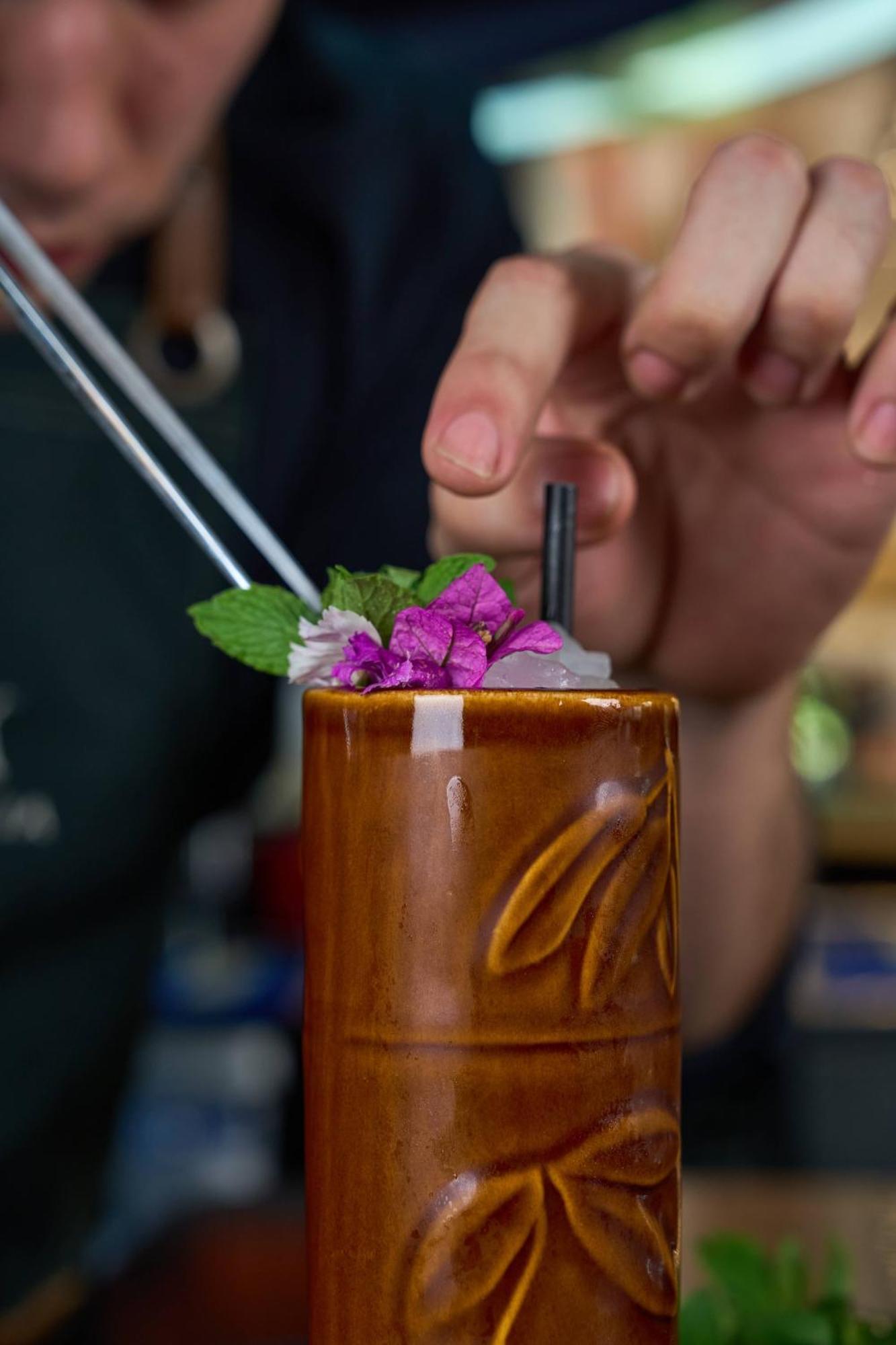 Pullman Santiago Vitacura Dış mekan fotoğraf A tiki drink being garnished