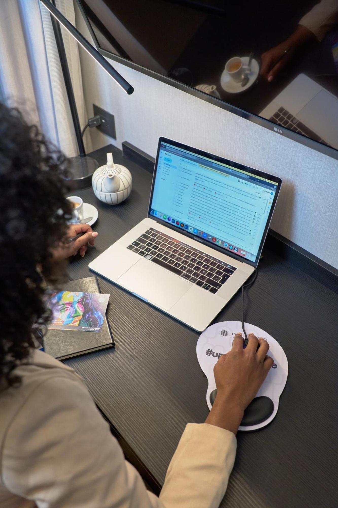 Pullman Santiago Vitacura Dış mekan fotoğraf Surface Laptop 3