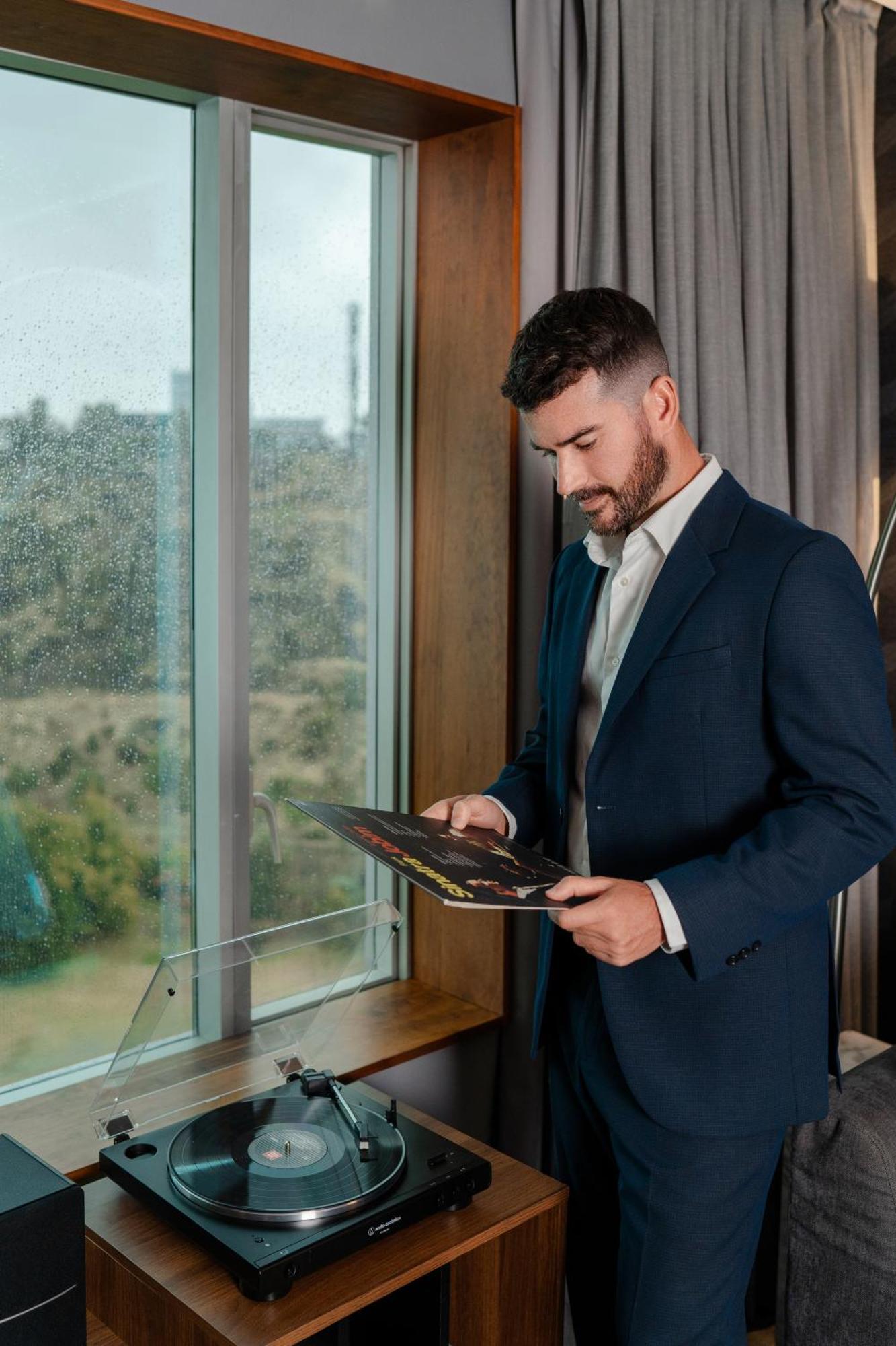 Pullman Santiago Vitacura Dış mekan fotoğraf A man wearing a suit