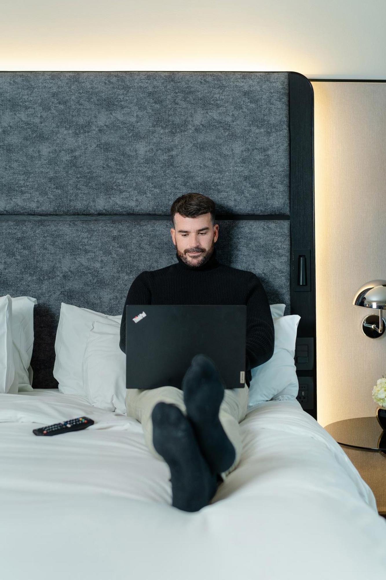 Pullman Santiago Vitacura Dış mekan fotoğraf A man working from home